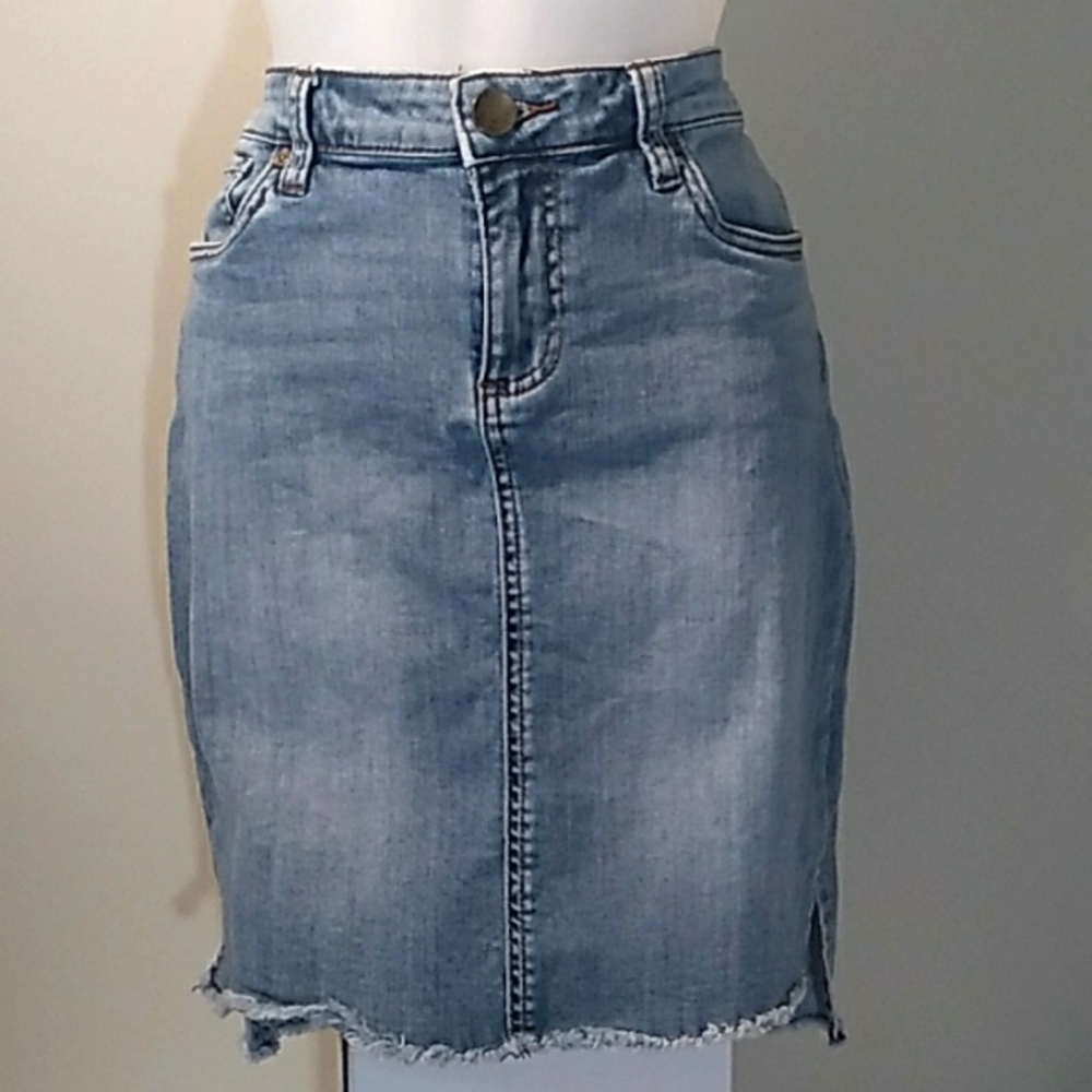 COOL DENIM SKIRT WITH FRAYED HIGH-LOW HEM CONNIE SKIRT BY KUT FROM THE KLOTH